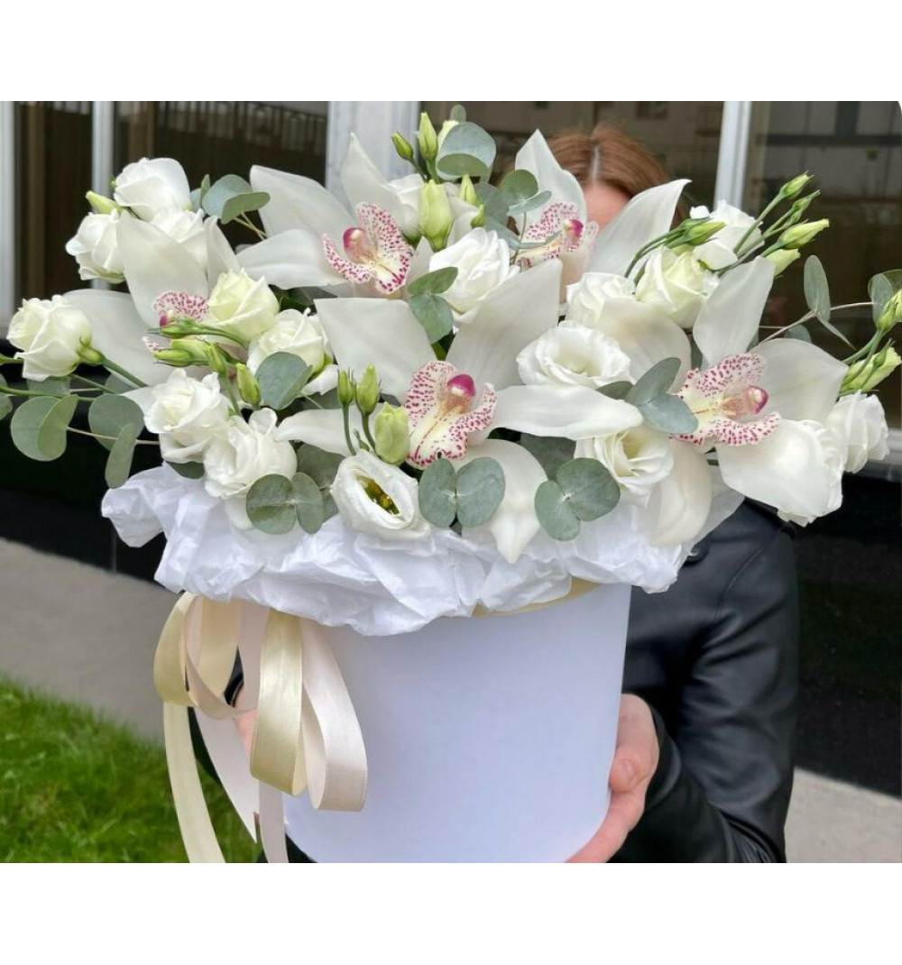 Орхидея белая с эустомой в коробочке