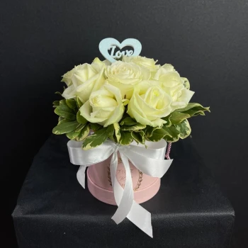 11 White roses in a box