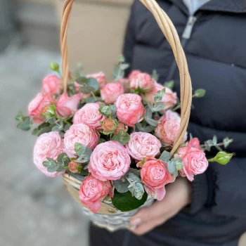 Пион раушандары бар себет